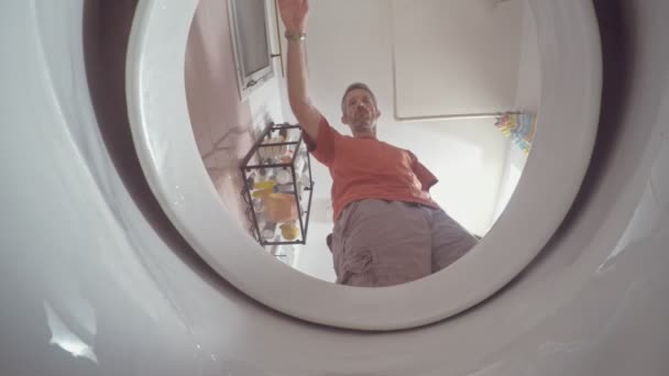 Blick aus dem Inneren der Toilette mit Wasserspülung — Stockvideo