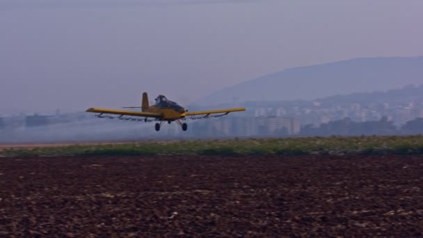 Práškovací postřik chemikáliemi nad polem bavlny - Zpomalený pohyb — Stock video