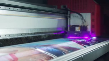 Geniş format yazıcı yüksek kaliteli grafikleri yüksek hızda yazdırma