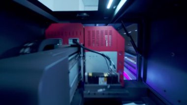 Geniş format yazıcı yüksek kaliteli grafikleri yüksek hızda yazdırma