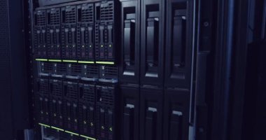 Büyük bilgisayar sunucu odasına bir veri merkezi
