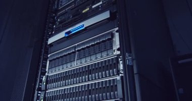 Veri merkezi bir bulut içinde bir büyük sunucu odası