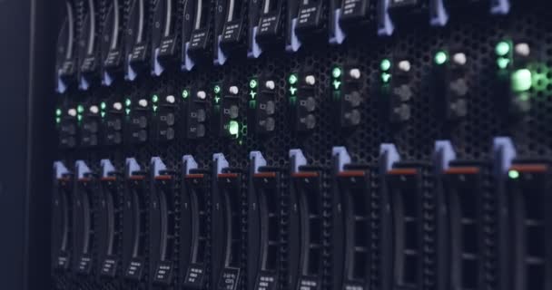 Primo piano della luce lampeggiante in un server di un data center — Video Stock