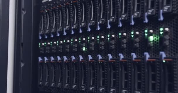 Primer plano de la luz intermitente en los servidores de un centro de datos — Vídeo de stock