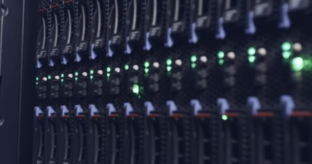 Close-up van het knipperen licht in een data center-servers — Stockvideo