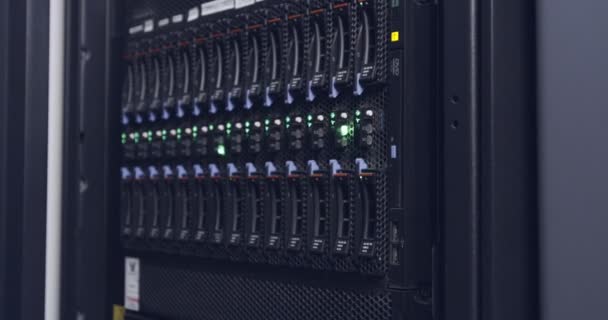 Närbild av blinkande ljus i ett data center servrar — Stockvideo