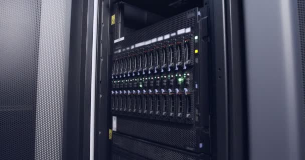 Primo piano della luce lampeggiante in un server di un data center — Video Stock