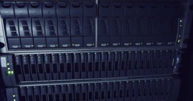 Veri merkezi bir bulut içinde bir büyük sunucu odası