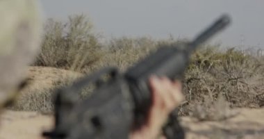 İsrail askeri tüfeğini kapak çekerken işaret