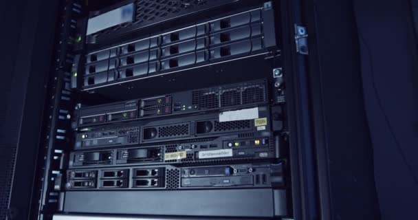 Велика серверна кімната всередині хмарного обчислювального центру даних — стокове відео