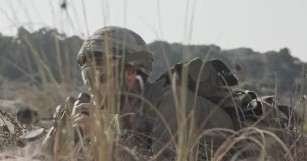 Soldat israélien rampant de couverture et regardant à travers les jumelles — Video