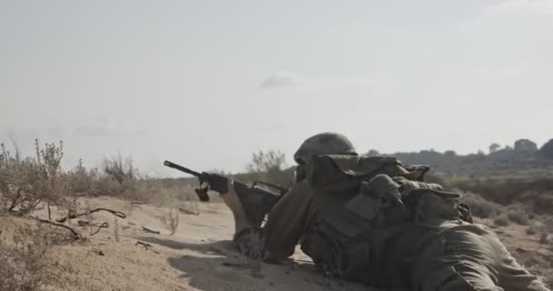 Voják, běží na písečném kopci během boje, pod palbou — Stock video