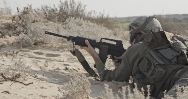 Soldado israelense se escondendo do fogo inimigo durante o combate — Vídeo de Stock