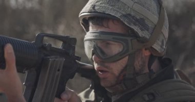 Tüfeğini düşmanları için arıyorum bir İsrail askeri poiting yakın çekim