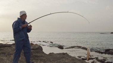 Büyük bir balık yükselen eski balıkçı o sahilde yakaladı