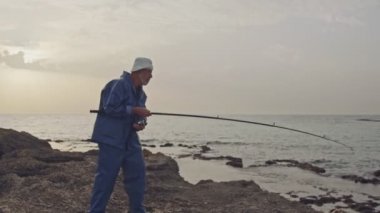 Büyük bir balık yükselen eski balıkçı o sahilde yakaladı