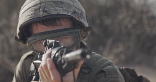 Close up de um soldado israelense poiting seu rifle à procura de inimigos — Vídeo de Stock