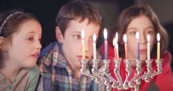Τα παιδιά παρακολουθούν αναμμένα κεριά hanukka — Αρχείο Βίντεο