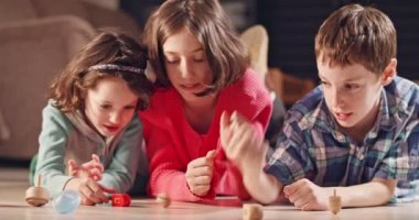 Hanukka sırasında evde sevinçler ile oynayan çocuklar