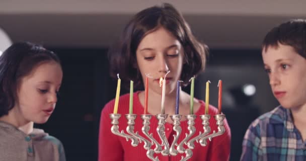 Kinderen thuis verlichting van Hanukka kaarsen — Stockvideo