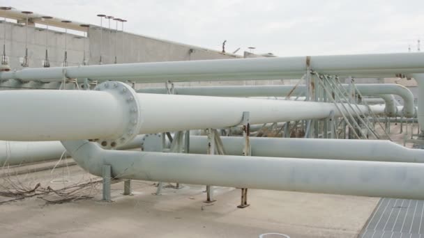Tubos e válvulas de óleo e gás em uma grande refinaria de petróleo — Vídeo de Stock