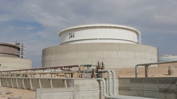 Grandes tanques de armazenamento de petróleo bruto em uma enorme refinaria — Vídeo de Stock