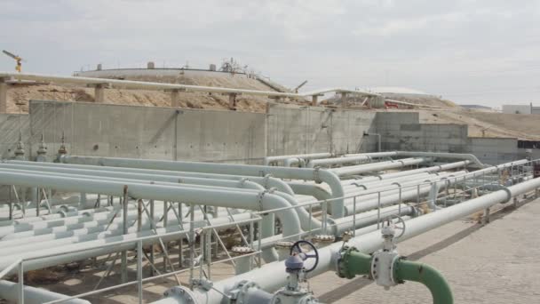 Tubos e válvulas de óleo e gás em uma grande refinaria de petróleo — Vídeo de Stock