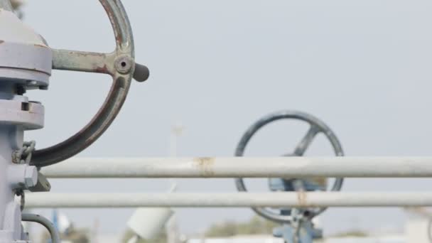 石油と天然ガスのパイプと大規模な石油の製油所でバルブ — ストック動画