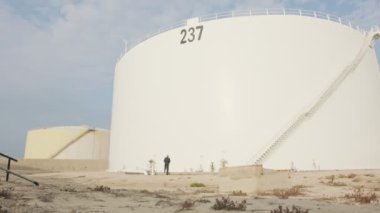 Büyük bir rafineri büyük ham petrol depolama tankları