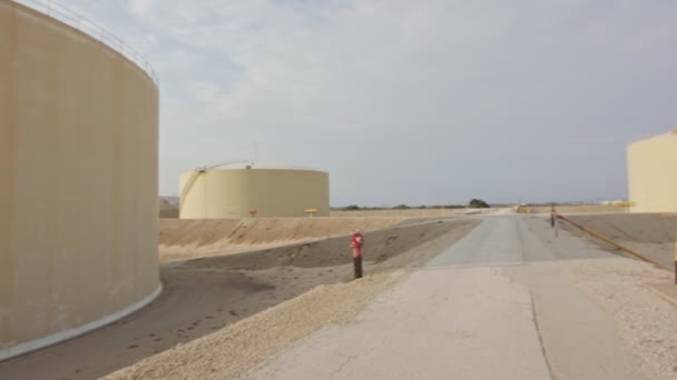 Крупные резервуары для хранения нефти на огромном нефтеперерабатывающем заводе — стоковое видео