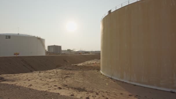 Grandes tanques de almacenamiento de petróleo crudo en una enorme refinería — Vídeos de Stock
