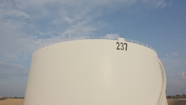 Grandes tanques de almacenamiento de petróleo crudo en una enorme refinería — Vídeos de Stock