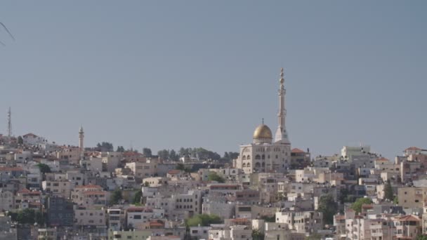 Overview of an Arab city in Israel with a large mosque rising above — Stock Video