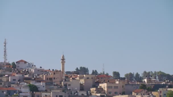 Overview of an Arab city in Israel with a large mosque rising above — Stock Video