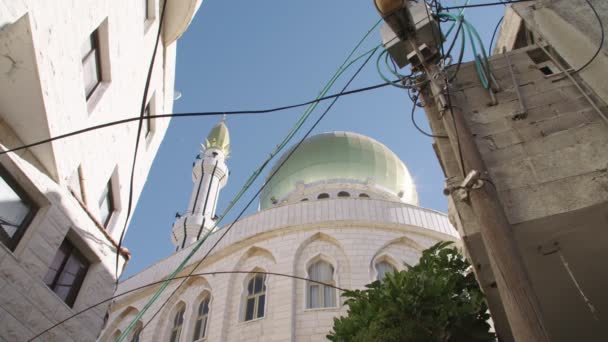 Grande mesquita islâmica com torres douradas em uma cidade muçulmana — Vídeo de Stock