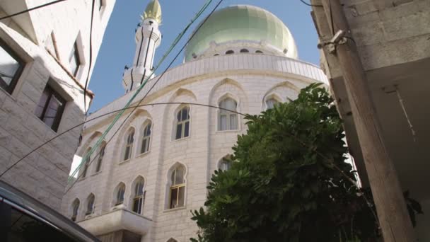 Große islamische Moschee mit goldenen Türmen in einer muslimischen Stadt — Stockvideo