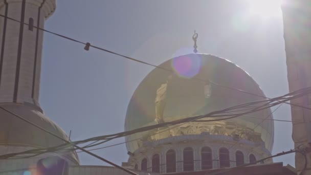 Mezquita islámica grande con torretas de oro en una ciudad musulmana — Vídeo de stock