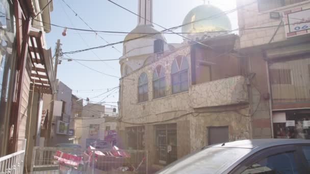 Mezquita islámica grande con torretas de oro en una ciudad musulmana — Vídeo de stock