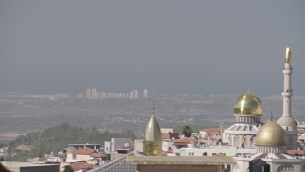 在一个穆斯林城市与金色炮塔的大型伊斯兰清真寺 — 图库视频影像