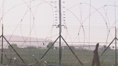 İsrail ve Batı Şeria arasındaki sınır çiti. Dikenli tel elektronik.