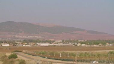 İsrail ve Batı Şeria arasındaki sınır çiti. Dikenli tel elektronik.