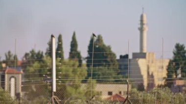 İsrail ve Batı Şeria arasındaki sınır çiti. Dikenli tel elektronik.