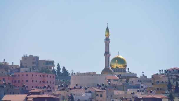 Visão geral de uma cidade árabe em Israel com uma grande mesquita subindo acima — Vídeo de Stock