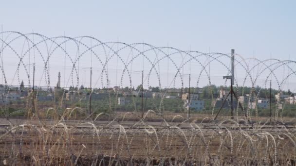 Borderhekje tussen Israël en de Westelijke Jordaanoever. elektronische hek van prikkeldraad. — Stockvideo