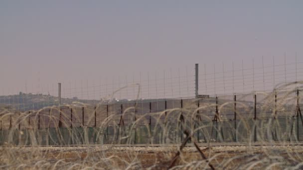 Borderhekje tussen Israël en de Westelijke Jordaanoever. elektronische hek van prikkeldraad. — Stockvideo