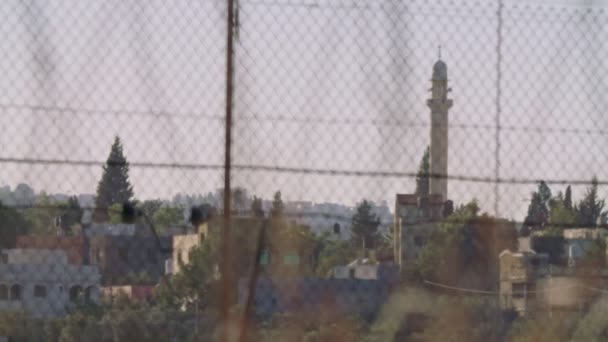 Határ menti kerítés Ciszjordániában és Izrael között. elektronikus szögesdrót kerítés. — Stock videók