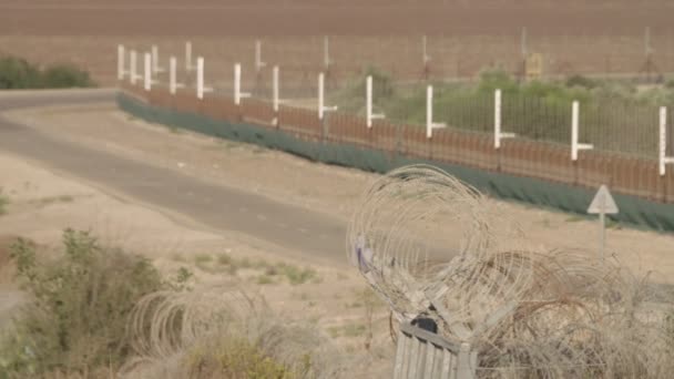 Valla fronteriza entre Israel y Cisjordania. alambre de púas valla electrónica . — Vídeo de stock