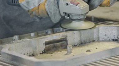 Parlatma bir değirmeni kullanarak bir metal döküm bölüm bir işçi el kadar clouse