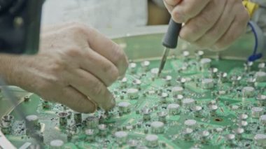 El ile büyük bir devre kartı lehimleme yakın çekim