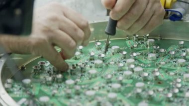 El ile büyük bir devre kartı lehimleme yakın çekim